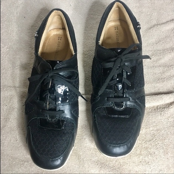 Gorgeous Naturalizer sneakers - Picture 1 of 7